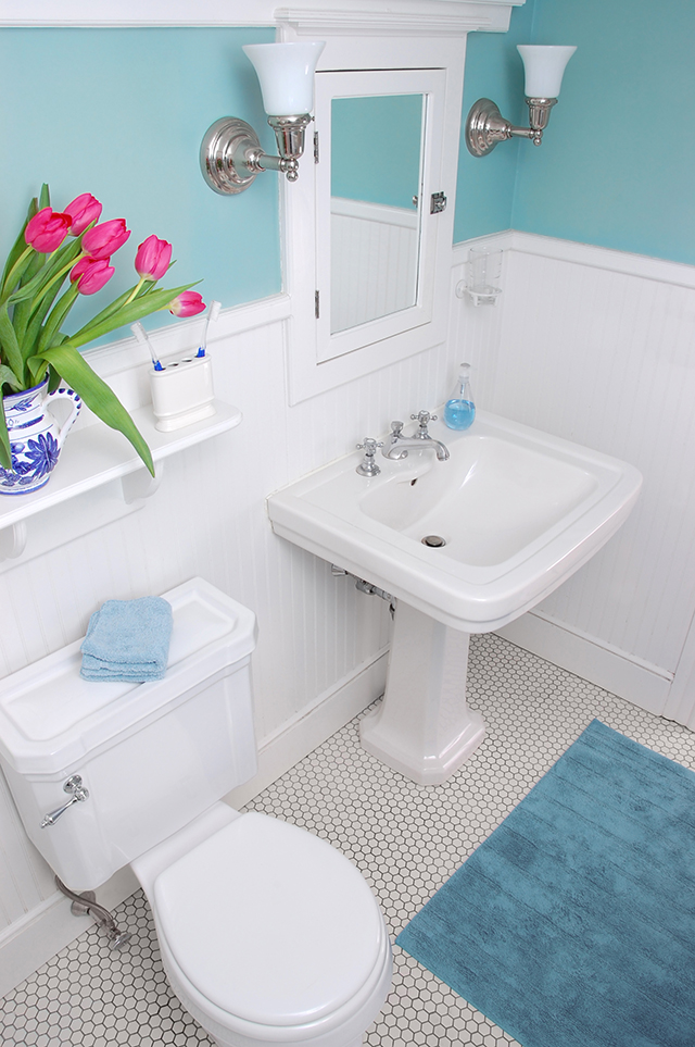 10 Ways To Make A Small Bathroom Look Bigger Reallylist Com - How To Make Small Bathroom Appear Bigger